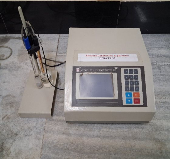 Electrical conductivity and pH meter