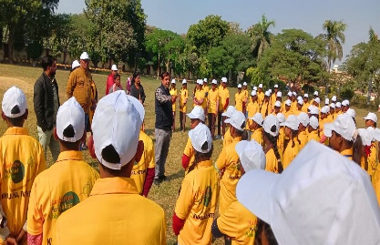 Visiting students at the institute campus